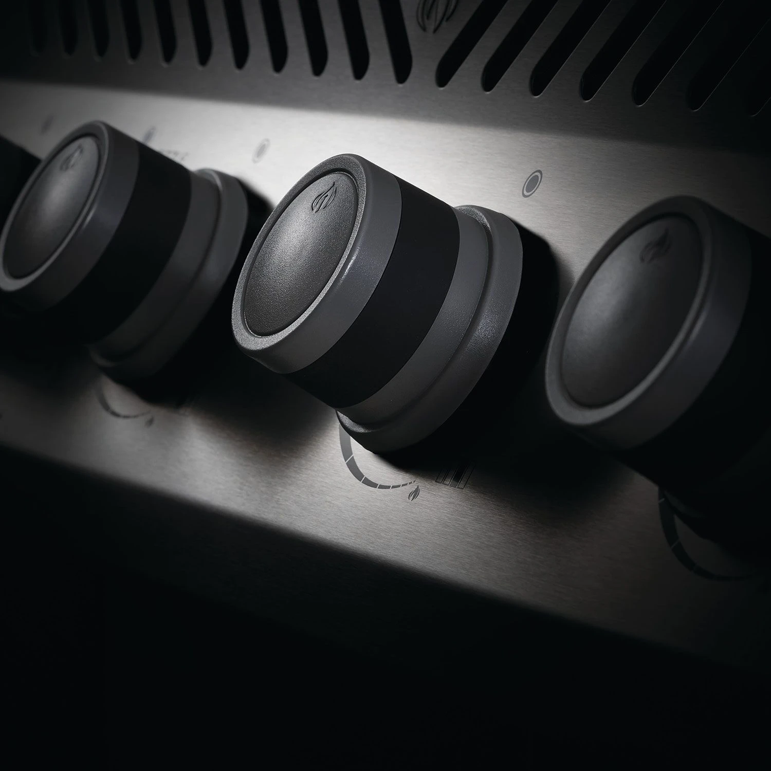 Napoleon RXT425SS Rogue XT 425 Gas Grill On Cart, 23.75-Inches 7 Napoleon RXT425SS Rogue XT 425 Gas Grill On Cart, 23.75-Inches - Image 5